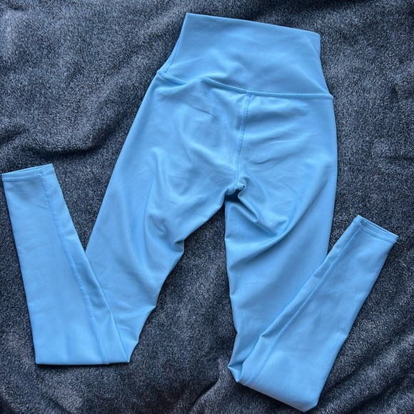 ALO Airlift Leggings - Picture 3 of 5